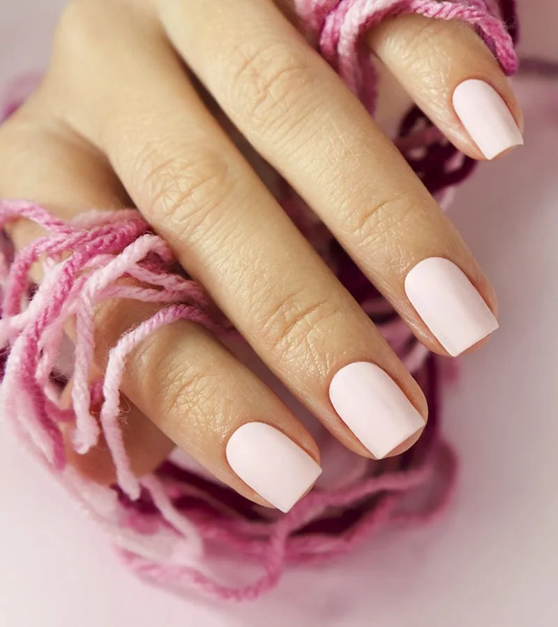 Sade, açık pembe manikür detayı